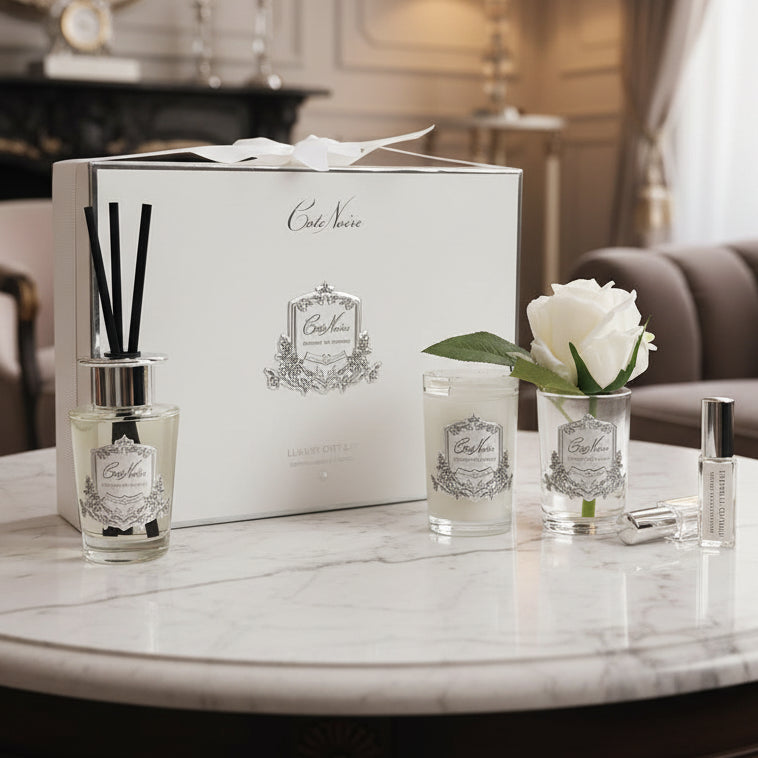 Set of diffusers and a white rose with a box labeled 'Cafleurebon' on a white background