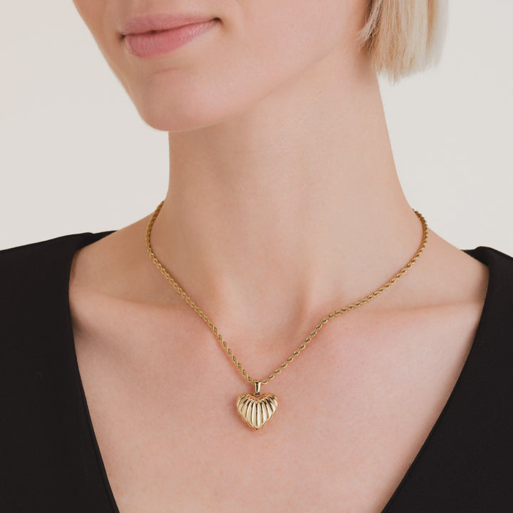 RIDGED GOLD HEART PENDANT
